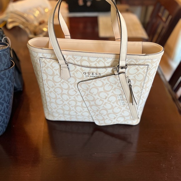 New Guess Los Angeles Tote Bag and matching Zippered Pouch - Picture 6 of 13